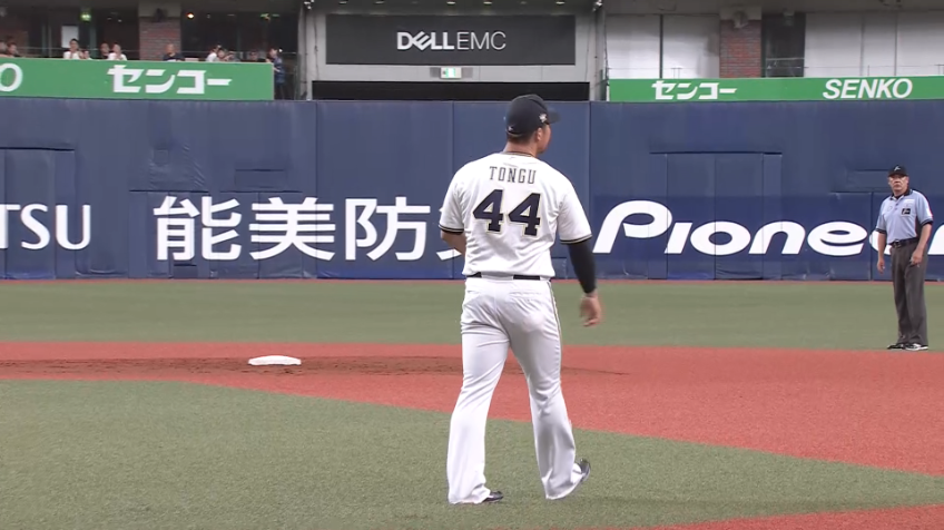 4回表・B頓宮裕真 鋭い打球を難なくキャッチ!! 1塁線へ飛んだ打球を華麗にさばく!!