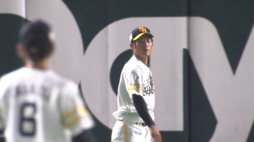 2回表・H上林誠知 フェンス際で魅せた!! 完璧なジャンピングキャッチ!!