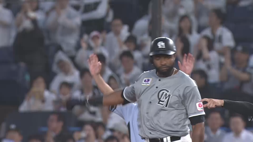 3回裏・Mポランコ 変化球をとらえた!! 反撃の狼煙をあげるライトへのタイムリーヒット!!