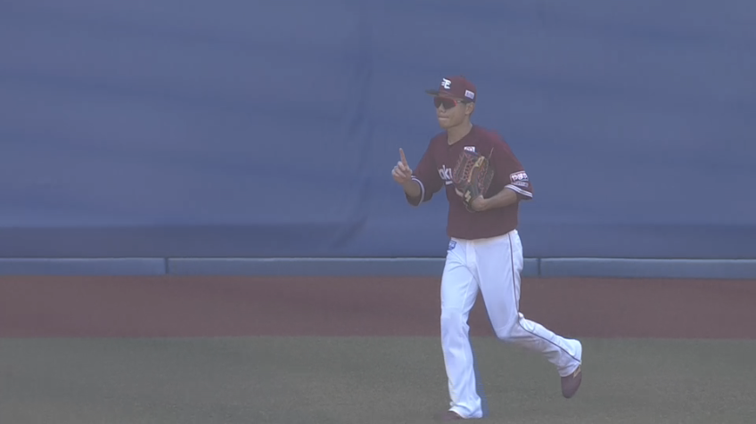 2回裏・E田中和基 ジャンプ一番!! フェンス際の打球をジャンピングキャッチするファインプレー!!