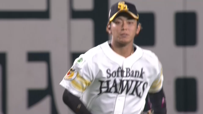 7回表・H今宮健太 見事な跳躍力!! 背面ジャンピングキャッチの好プレー!!
