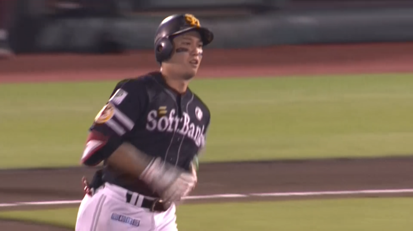 6回表・H栗原陵矢 点差を縮める!! バックスクリーン左への10号ソロホームラン!!