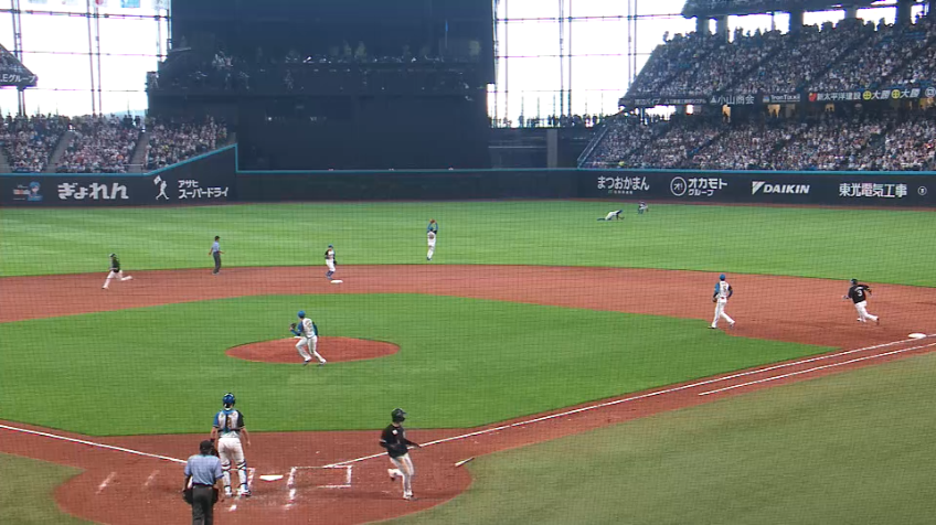 5回表・M角中勝也 チャンスで決めた!! ライトへの同点タイムリーヒット!!