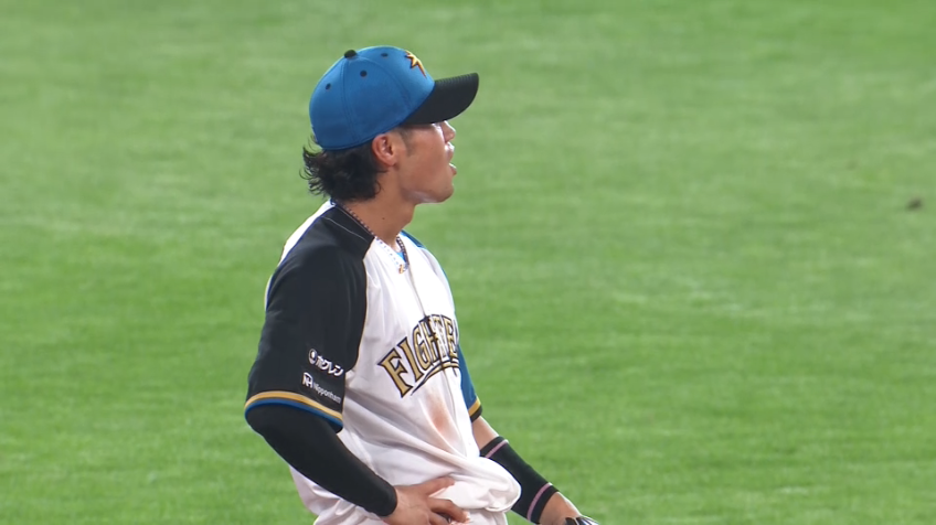 7回表・F細川凌平 攻守で活躍!! 二遊間を抜けそうな打球にダイビングキャッチ!!