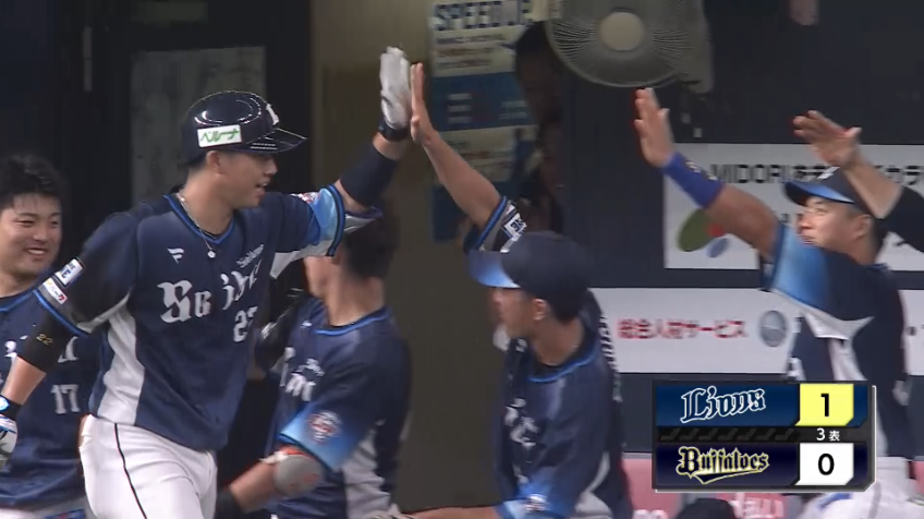 3回表・L古賀悠斗 待望の今季初ホームラン!! レフトスタンドに運んで、先制に成功!!