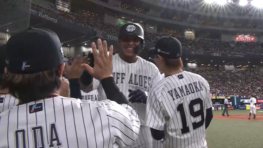 3回裏・Bセデーニョ 豪快な一発!! 点差を広げる、左中間への今季第2号3ランホームラン!!