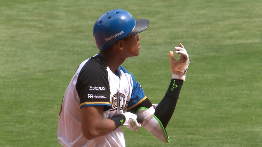 4回裏・F万波中正 体勢を崩しながらもレフトへ!! 先制タイムリー2ベースヒット!!