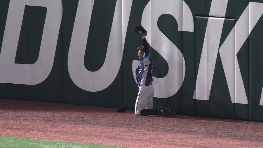 1回裏・L長谷川信哉 フェンスいっぱいの大きなフライをジャンピングキャッチ!!