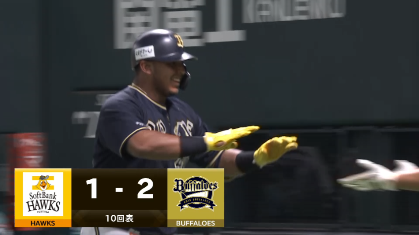 10回表・Bセデーニョ 値千金の一打!! 勝ち越しの4号ソロホームランを放つ!!