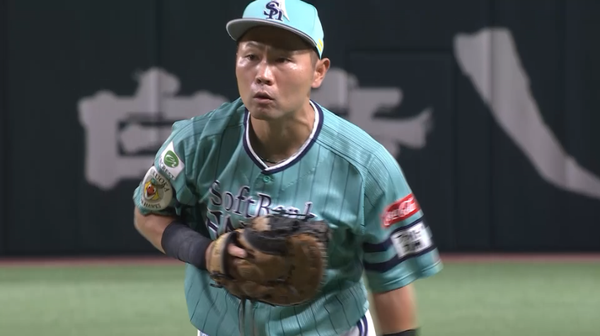 3回表・H中村晃 見事な打球反応!! 痛烈な打球をダイビングキャッチ!!