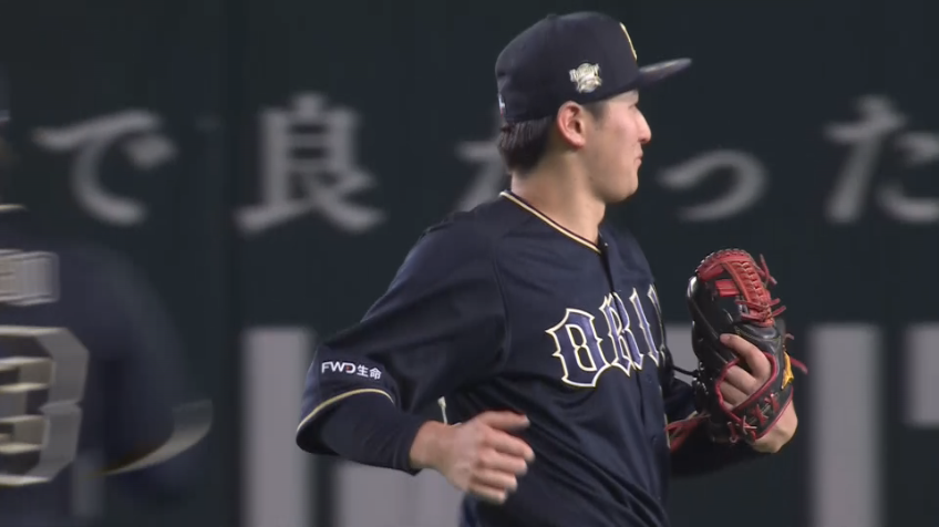 5回裏・B紅林弘太郎 頭上を越えそうな打球をジャンピングキャッチ!!