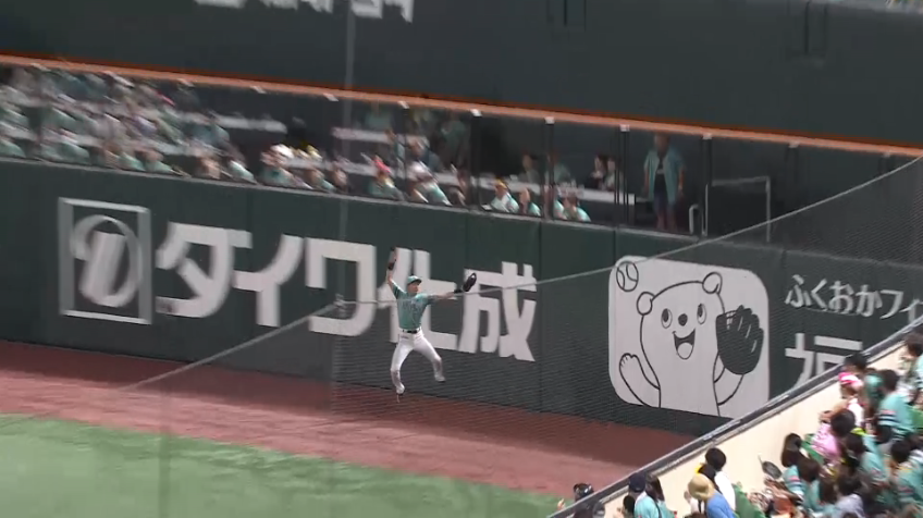 4回表・H周東佑京 軽快にジャンピングキャッチ!! 先制のピンチを救うファインプレー!!
