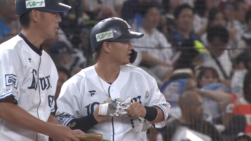 1回裏・L佐藤龍世 プロ初の三塁打!! 右中間を破る先制タイムリー3ベースヒット!!