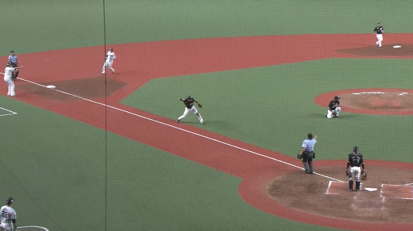 4回裏・M安田尚憲 流れるような守備!! バント処理から素早い送球でアウトにする!!
