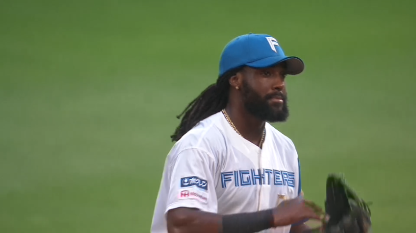 2回表・Fハンソン 見事な打球反応!! 打球に追いつき、素早い回転スローでアウトに!!