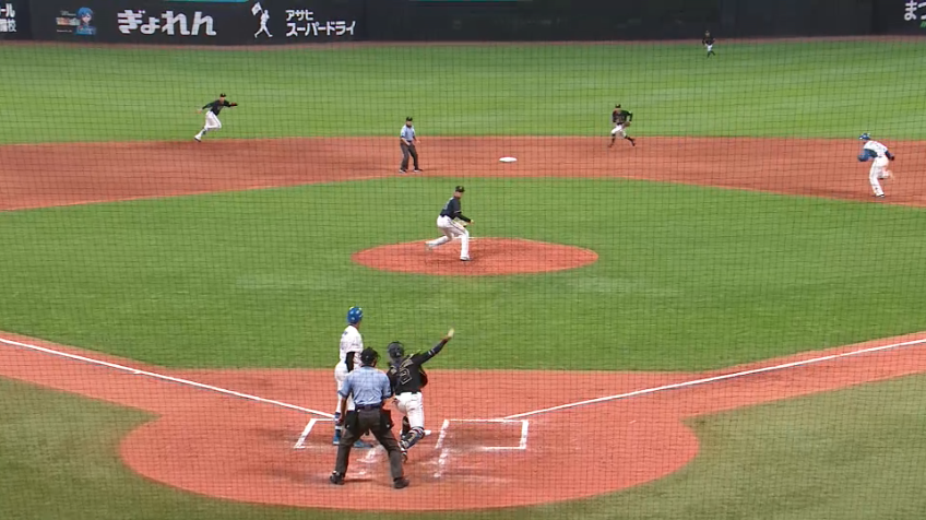 3回裏・B若月健矢 チャンスを与えない!! 正確なスローイングで盗塁阻止!!