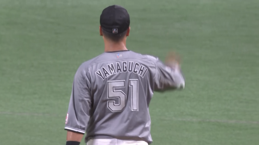 2回裏・M藤岡裕大・山口航輝 ランニングスローで送球されたボールをすくい上げてのキャッチング!!