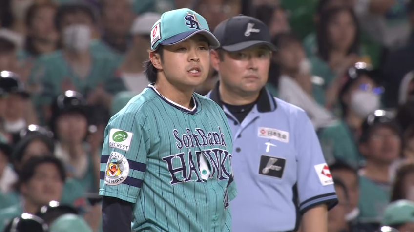 6回表・H川瀬晃・中村晃 強い打球を体でしっかりと止めた!! その後のワンバウンド送球のボールもしっかりとすくい上げた!!