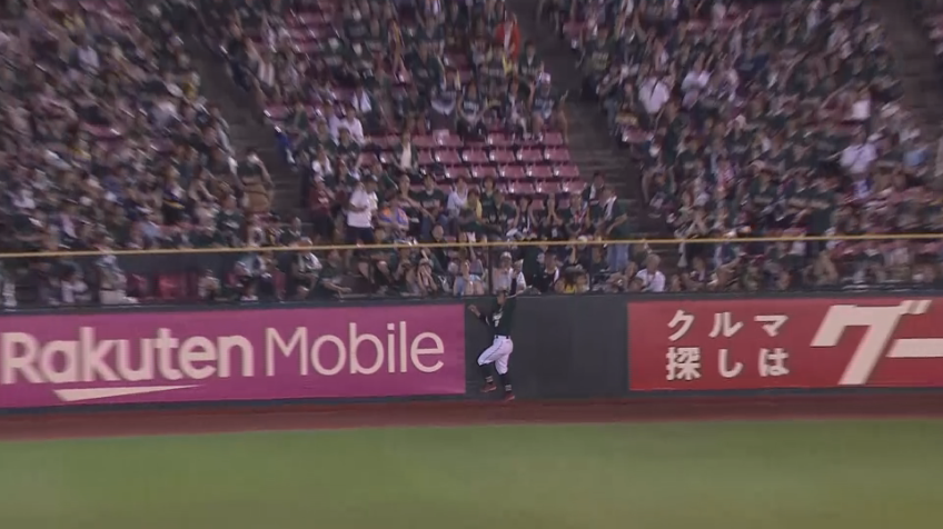 10回表・E岡島豪郎 勝ちにつなげる守備!! フェンス際の大飛球をジャンピングキャッチ!!