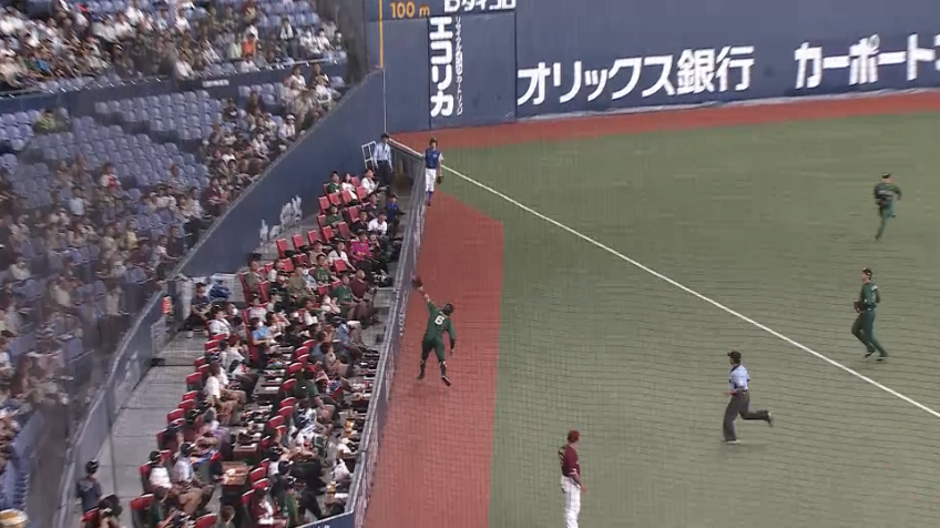 2回表・B宗佑磨 スタンドギリギリでファウルフライをキャッチするナイスプレー!!