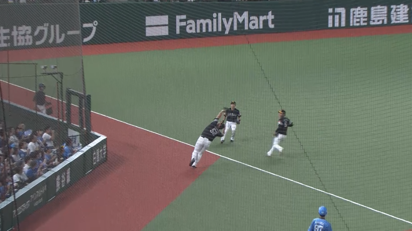 7回裏・Hリチャード 高く上がったフライをランニングキャッチ!!