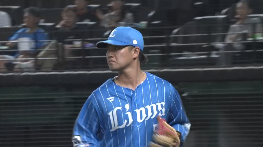 5回表・L佐藤龍世 出塁を許さない!! 見事なランニングスロー!!
