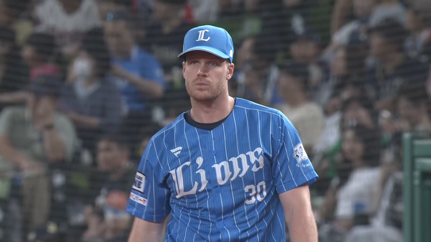 9回表・Lマキノン 守備で盛り立てる!! 抜けそうな当たりを好捕するファインプレー!!