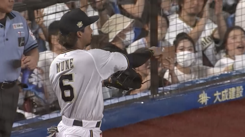 3回裏・B宗佑磨 カメラマン席に入りそうなファウルボールをナイスキャッチ!!