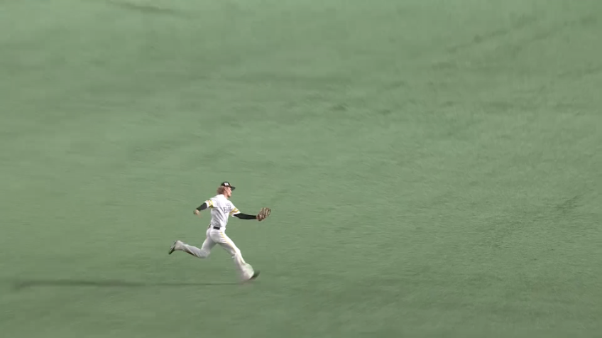 2回表・H三森大貴 セカンドとライトの間に落ちそうな打球を後ろ向きでキャッチした!!