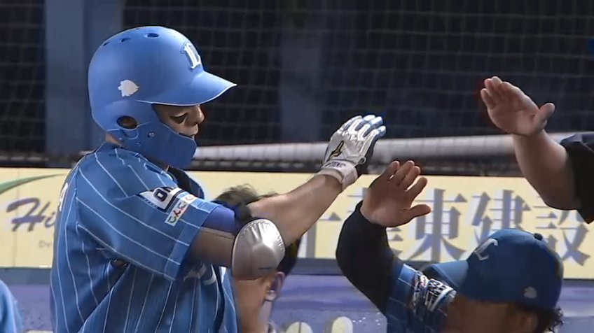 9回表・L栗山巧 代打で決めた!! 逆方向への第6号ソロホームランで1点差に詰め寄る!!