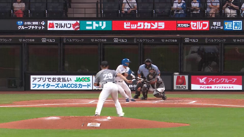 2回裏・F上川畑大悟 これぞ職人技!! 三塁線ギリギリのセーフティバントでチャンス拡大!!