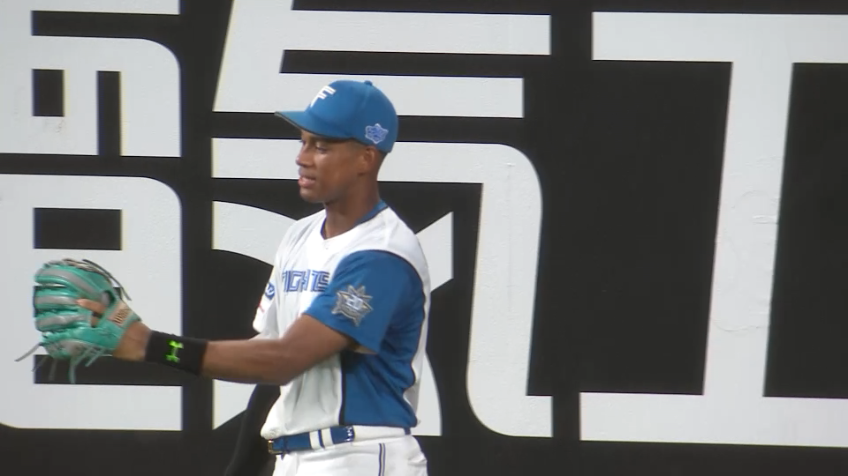 5回表・F万波中正 フェンス際への大きな打球をジャンピングキャッチ!!