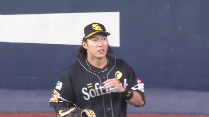 3回裏・H柳田悠岐 守備でも魅せる!! フェンスぎりぎりの打球をナイスキャッチ!!