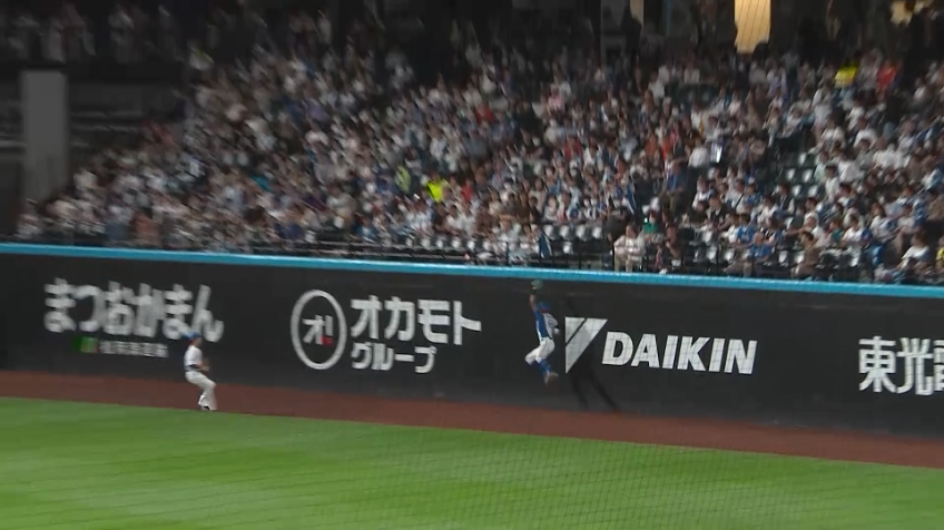 6回表・F万波中正 守備でも躍動!! ライトフェンス際の打球をジャンピングキャッチ!!