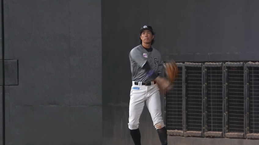 6回裏・M岡大海 流石の守備範囲!! ライト線の打球をスライディングキャッチ!!