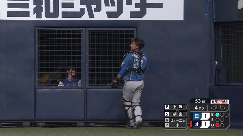 4回裏・F古川裕大 フェンス際のファウルフライをナイスキャッチ!!