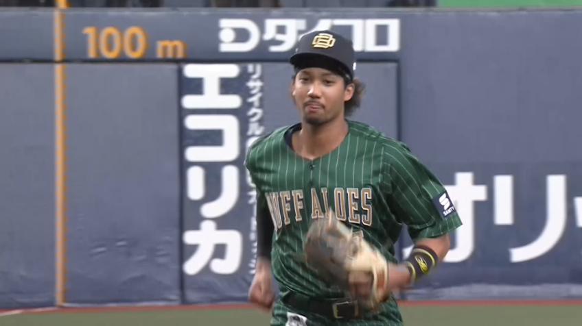 1回表・B宗佑磨 難しいバウンドをしっかり捕球!! 正確な送球でピンチを救う!!