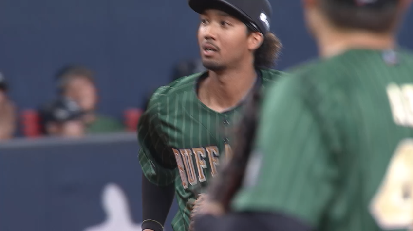 8回表・B宗佑磨 強烈な当たりをジャンピングキャッチ!!