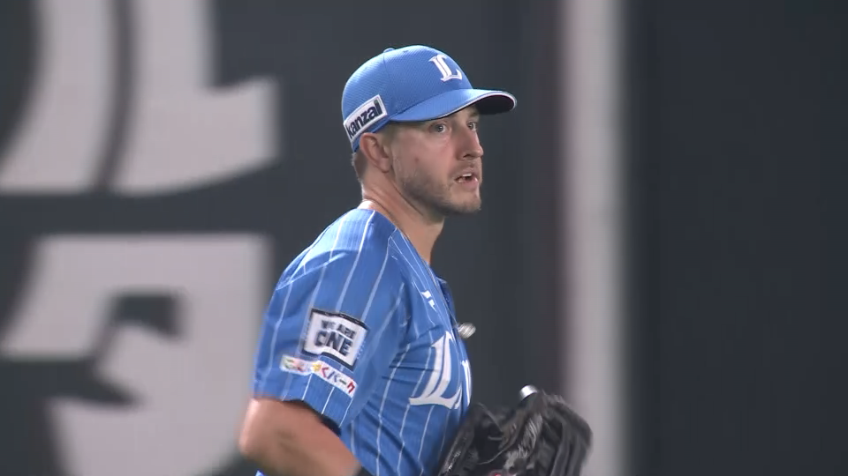 7回裏・Lペイトン ハッスルプレー!! 客席に飛び込みながら捕球する好プレー!!