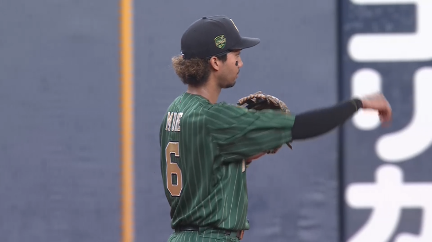 4回表・B宗佑磨 サードの深い位置からクルッと一回転して正確な送球!!