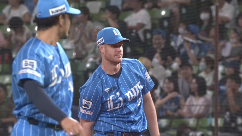 5回表・Lマキノン ジャンプ一番!! 頭上を越えそうな打球を大ジャンピングキャッチ!!