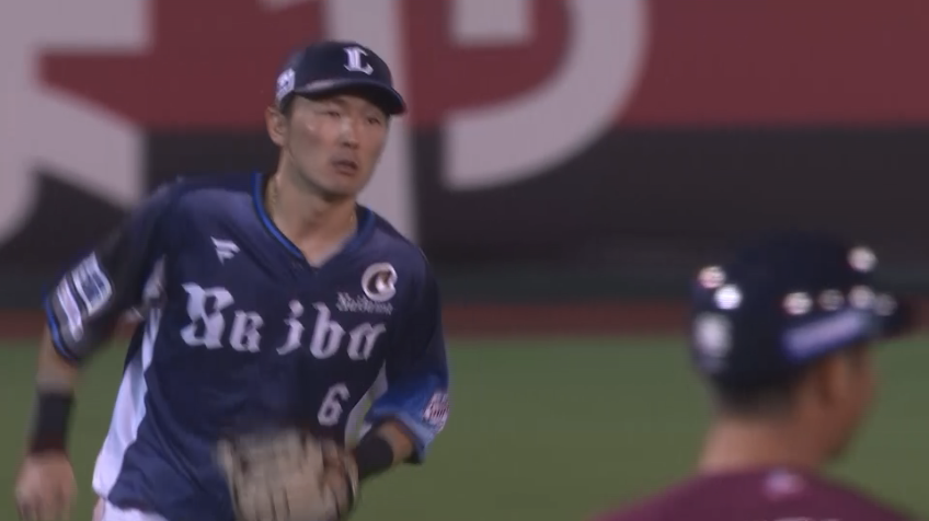 7回裏・L源田壮亮 これぞたまらん!! 三遊間の打球に追いつきアウトを奪う!!