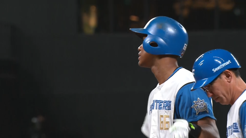 8回裏・F万波中正 本日初ヒットは、変化球をとらえたライトへのタイムリーヒット!!