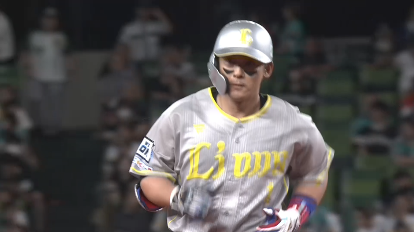 4回裏・L栗山巧 起用に応えるベテランの一振り!! ライトスタンドへの7号3ランホームラン!!