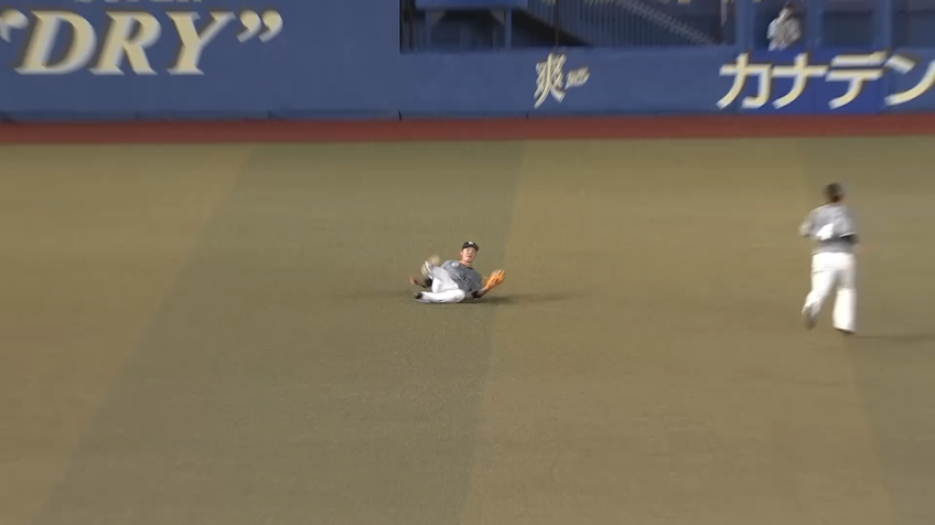 3回表・M石川慎吾 今日のレフトフライは難易度MAX!! 難しいフライをスライディングキャッチ!!