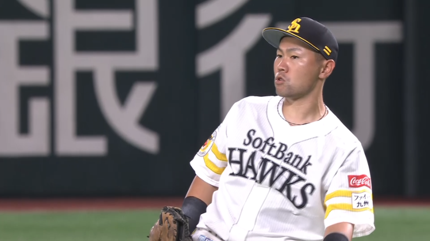 6回表・H中村晃 守備で魅せる!! 抜けそうな打球をダイビングキャッチ!!
