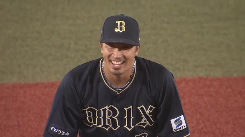 5回裏・B安達了一 今日昇格のベテランが安心できる守備!! 投手が弾いた打球をバックアップ!!