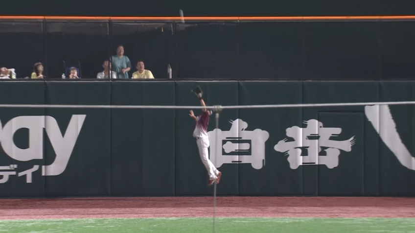7回裏・E辰己涼介 投手を救うファインプレー!! フェンス際の打球をジャンピングキャッチ!!
