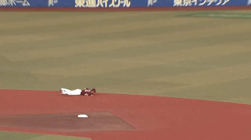 2回裏・E村林一輝 センター前へ抜けそうな打球を横っ飛びでキャッチするファインプレー!!