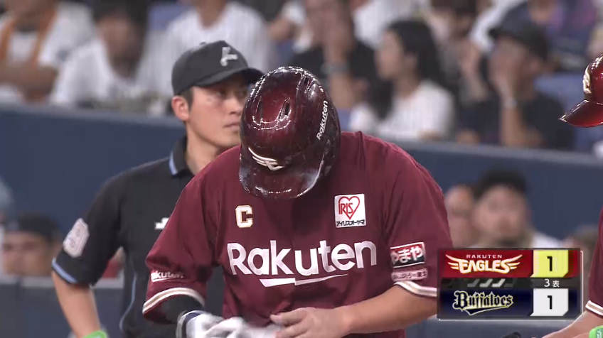 3回表・E浅村栄斗 頼れるキャプテン!! 三遊間を抜けるタイムリーヒットですぐさま同点に追いつく!!